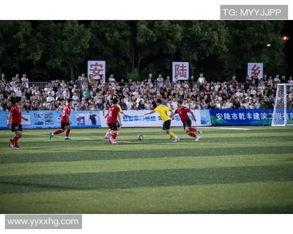 激情四溢的业余足球联赛让社区团结与友谊在绿茵场上绽放光彩